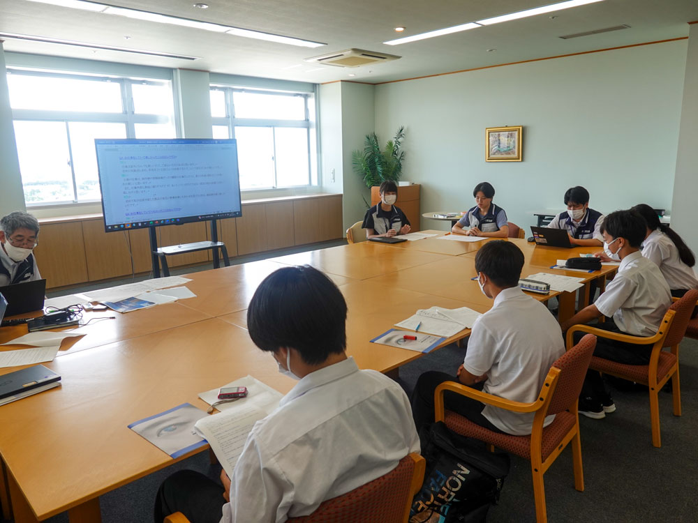 Visit of junior high school students to the Hachioji Plant