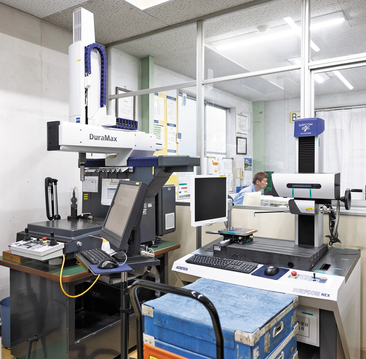 表面粗さ・輪郭形状測定機 SURFCOM NEX(右) 三次元座標測定機 ZEISS DuraMax(左)
