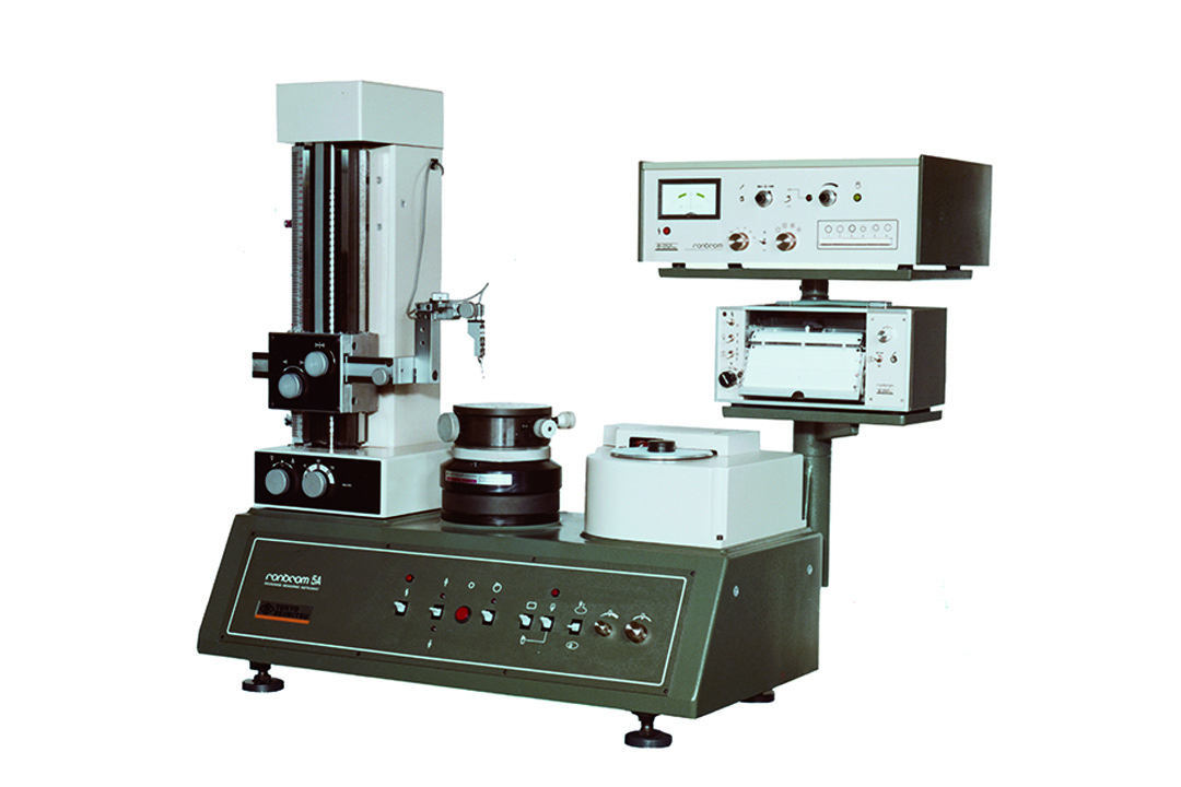 Developing RONDCOM 5A roundness and cylindrical profile measuring instrument